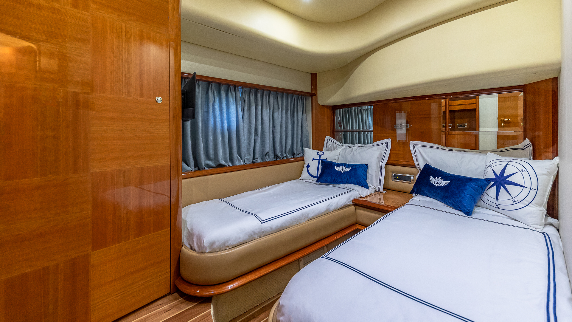 Azimut L'chaim luxury charter — cocktail hour on deck