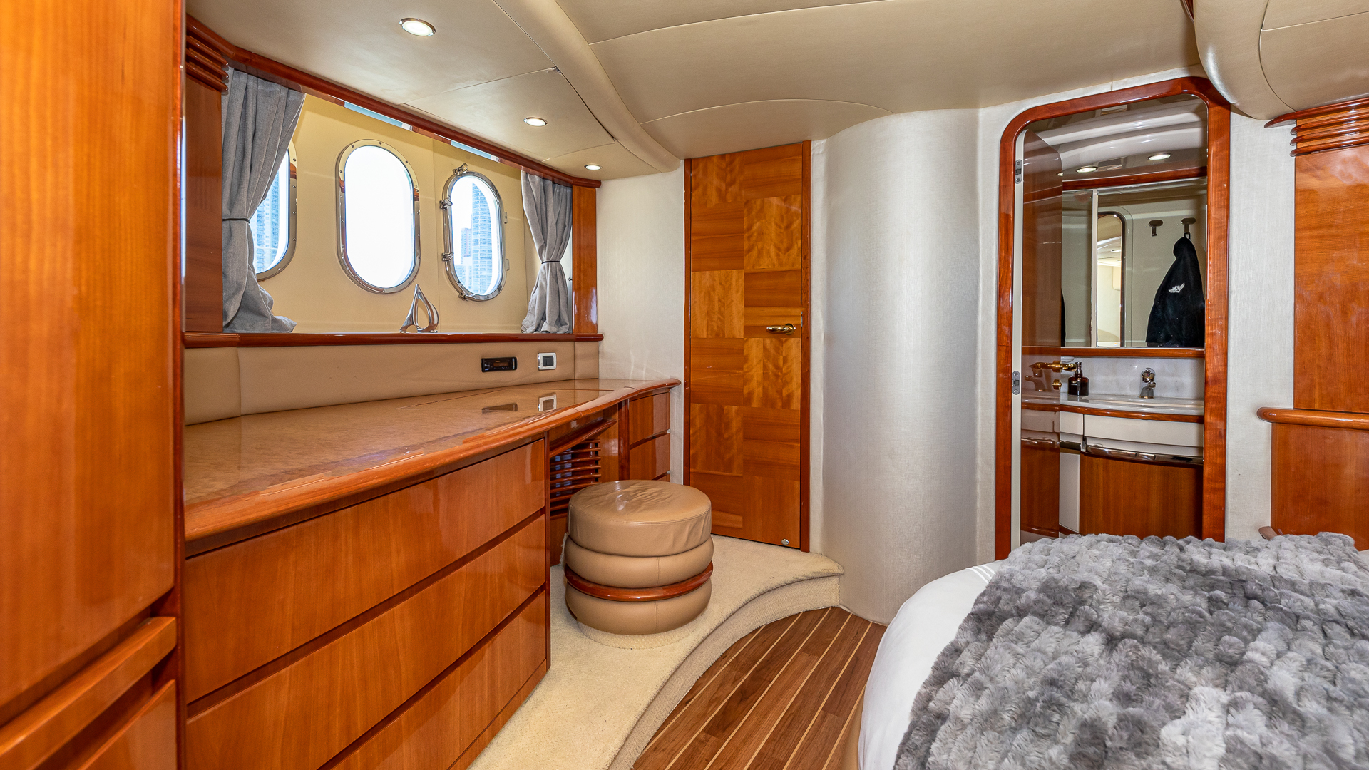 65-foot Azimut yacht Miami — VIP suite interior