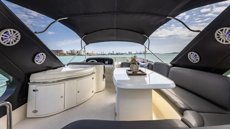 Flybridge seating and table on the Azimut L'chaim