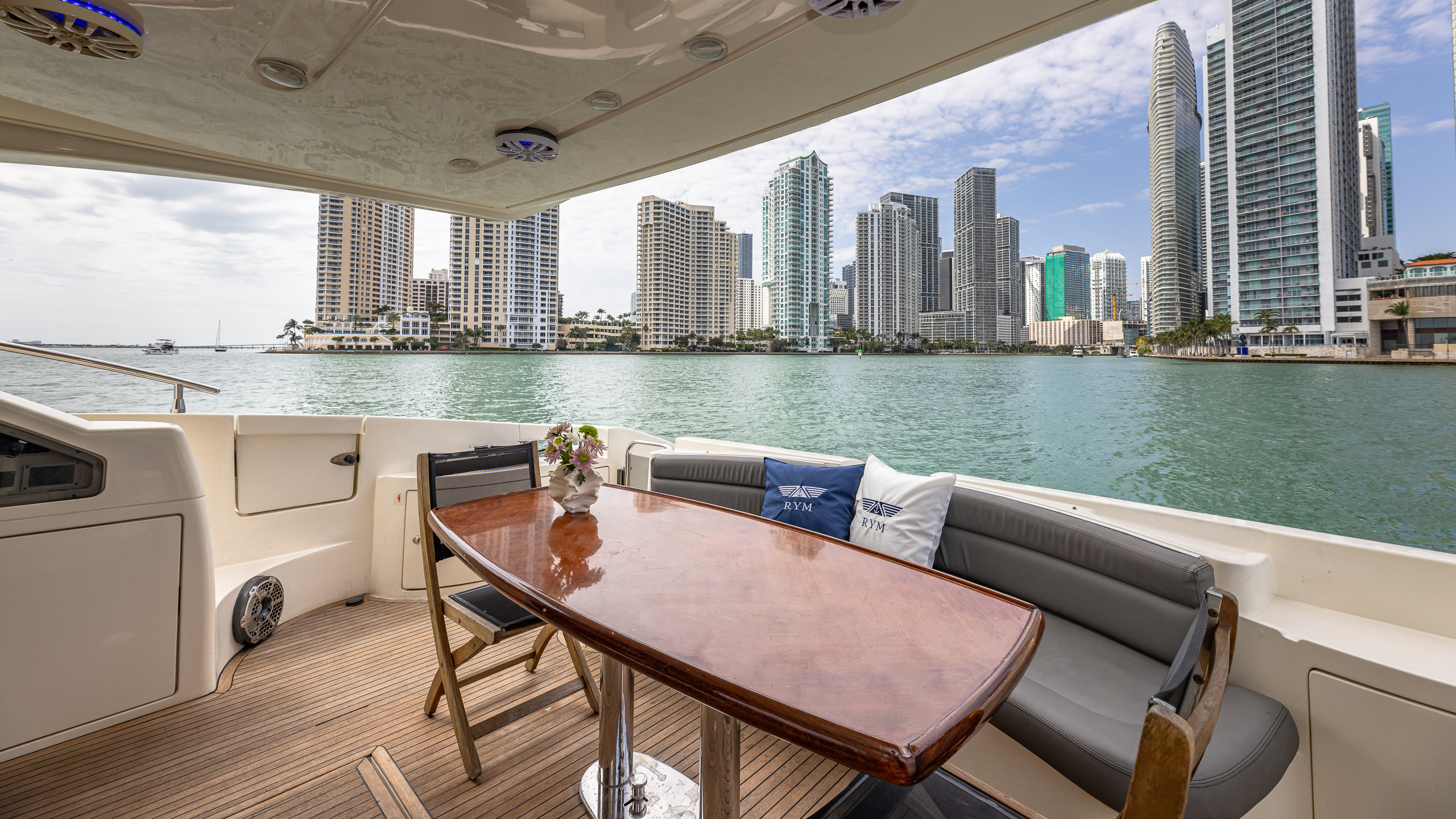 65-foot Azimut Miami — professional photo side angle