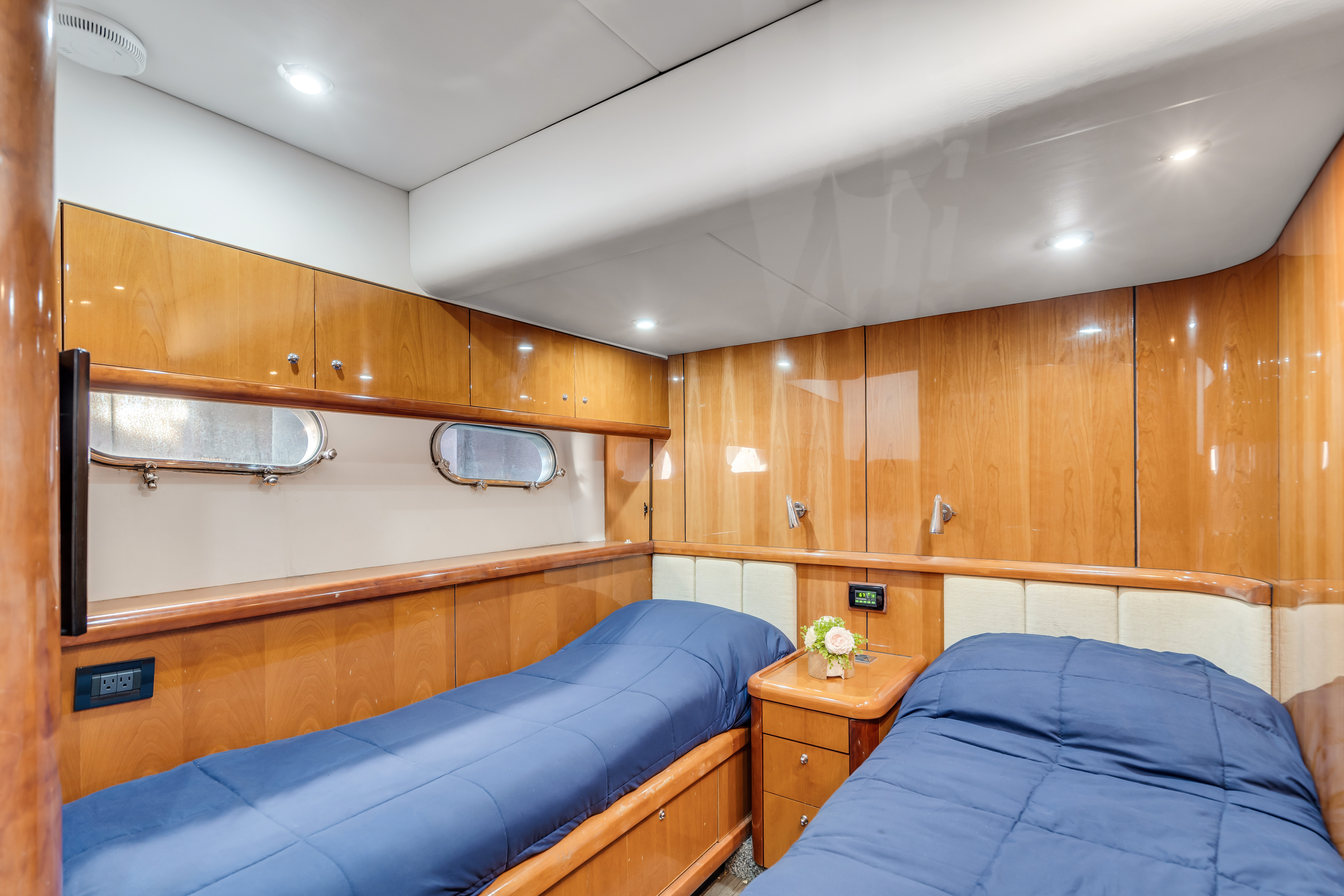 90' Deep Blue W/ Jacuzzi