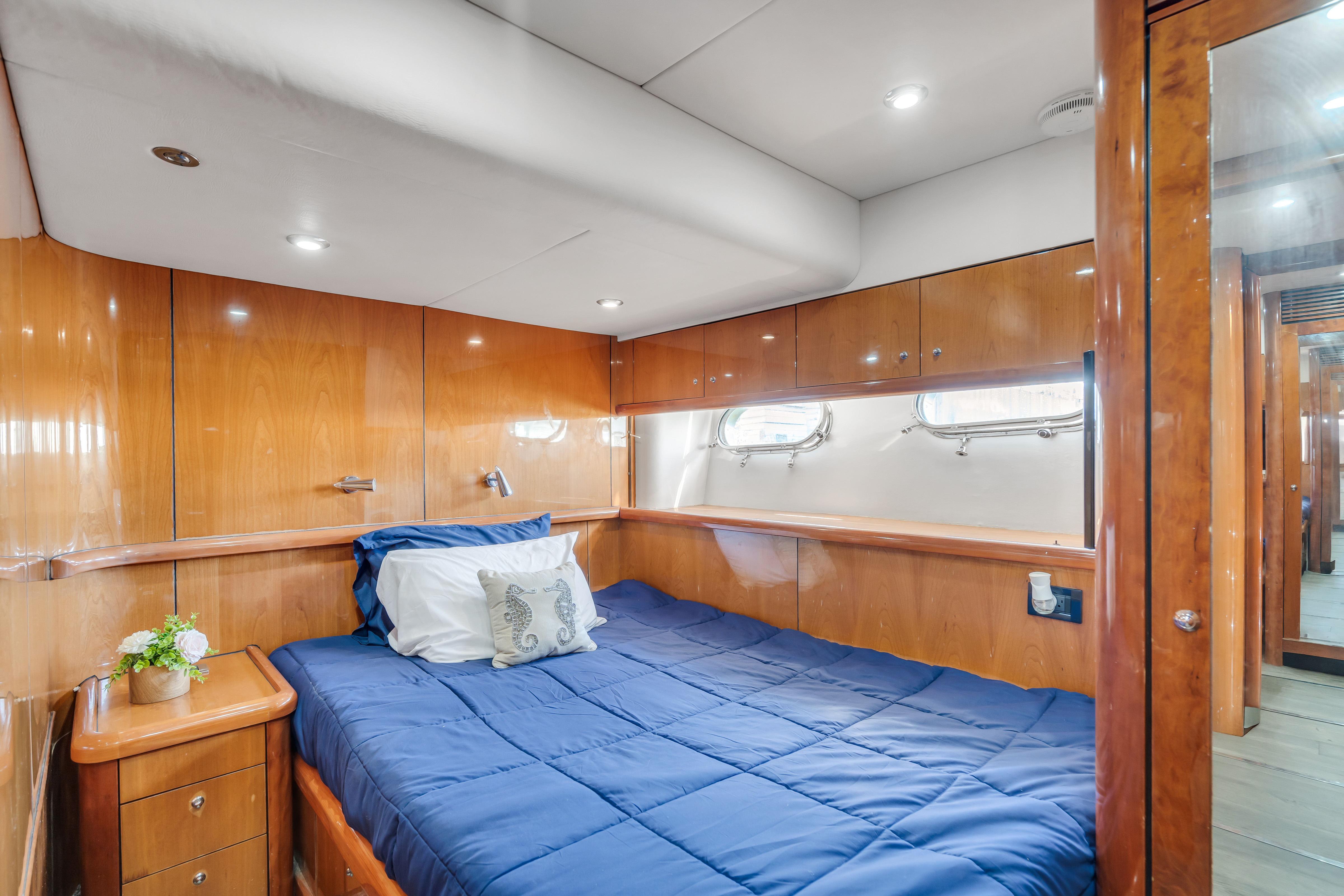 90' Deep Blue W/ Jacuzzi