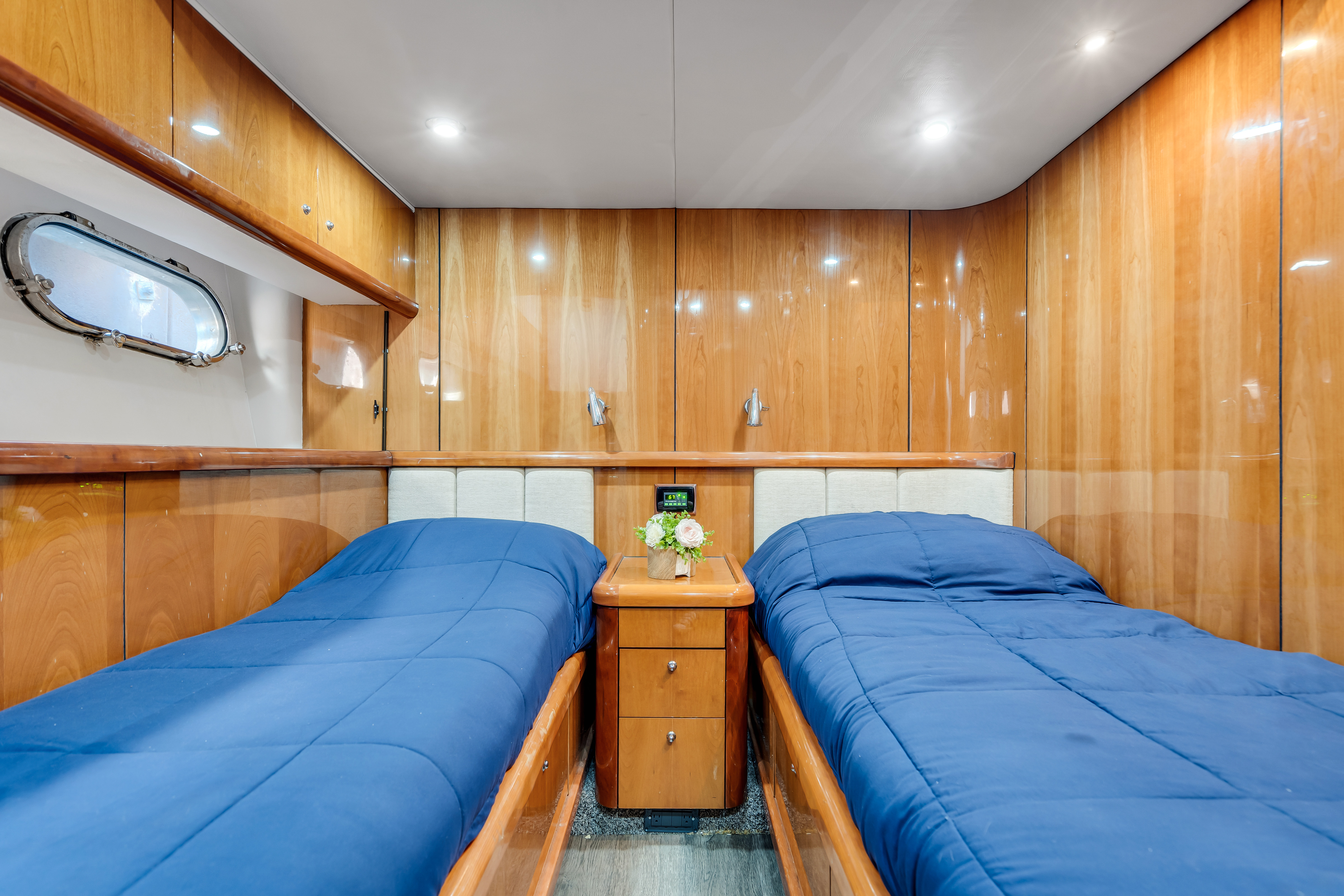 90' Deep Blue W/ Jacuzzi