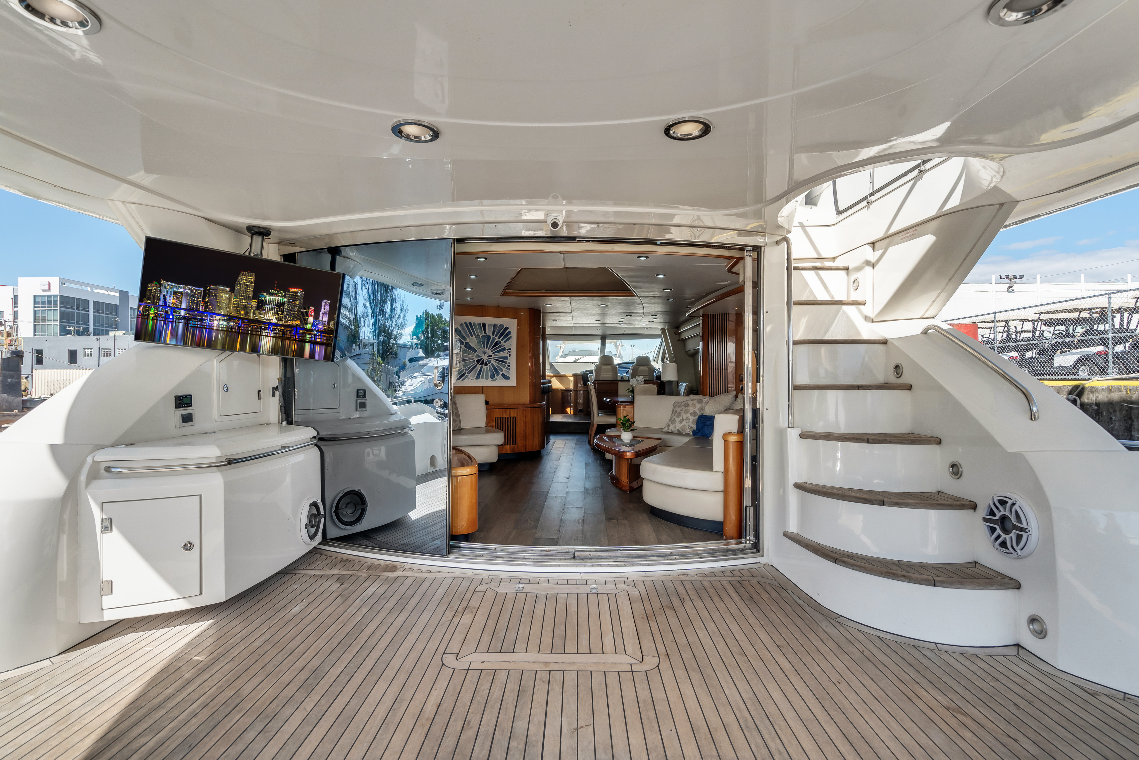 90' Deep Blue W/ Jacuzzi