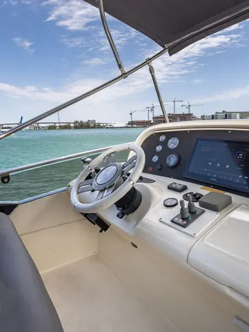 Flybridge helm of the Azimut L'chaim
